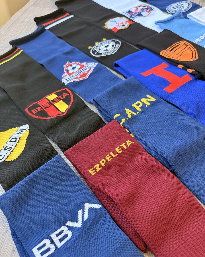 Trabajo realizado: pantorrilleras tejidas para clubes para un club