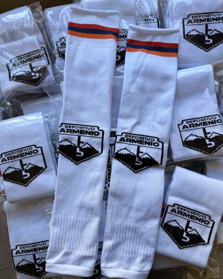 Trabajo realizado: pantorrilleras tejidas para clubes para un club