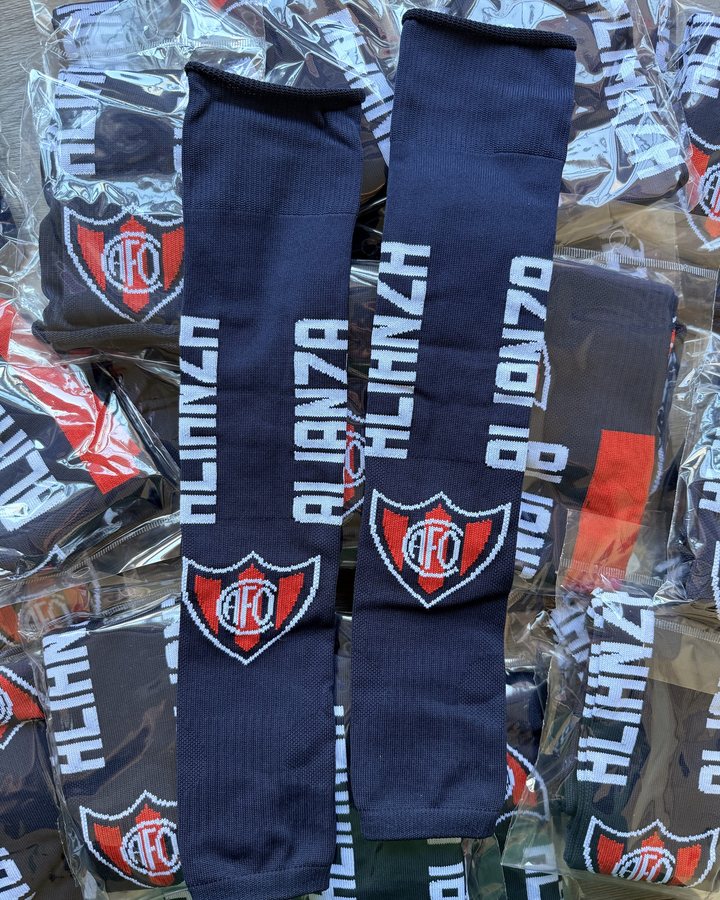 Trabajo realizado: pantorrilleras tejidas para clubes para un club