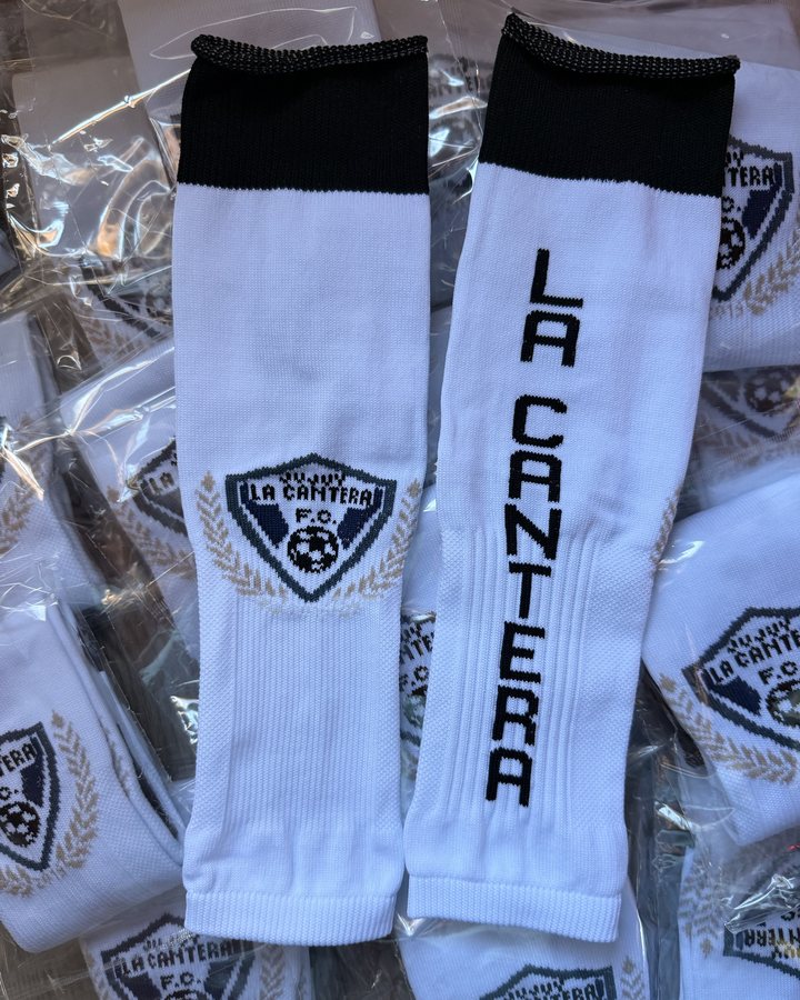 Trabajo realizado: pantorrilleras tejidas para clubes para un club