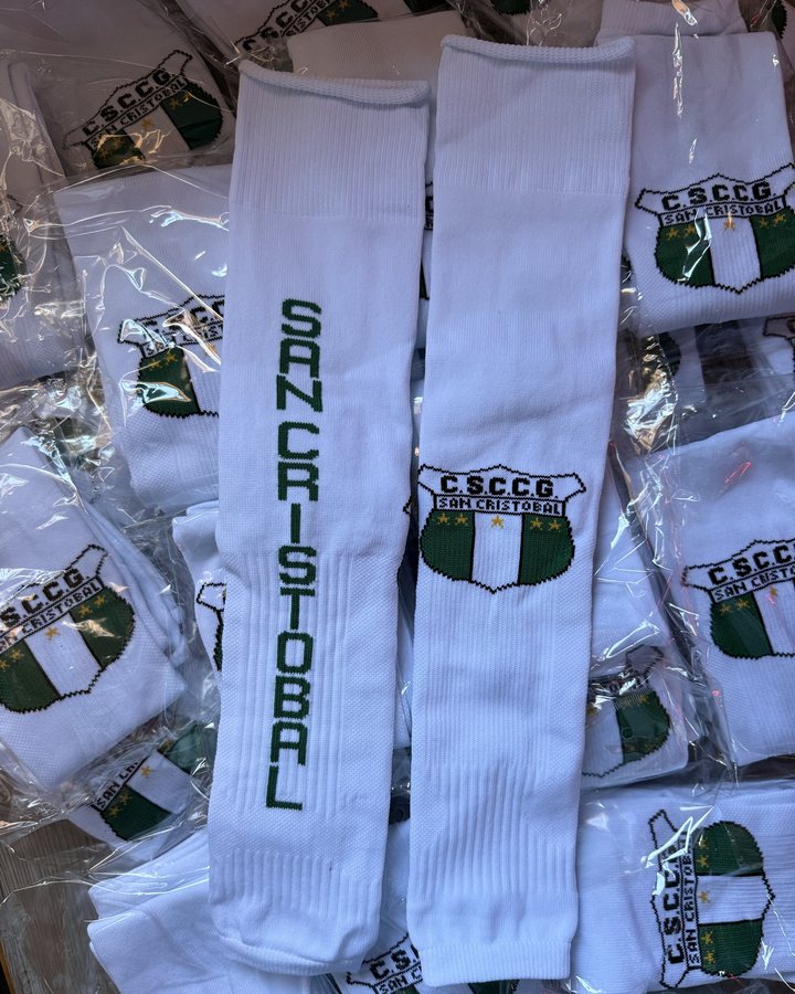 Trabajo realizado: pantorrilleras tejidas para clubes para un club