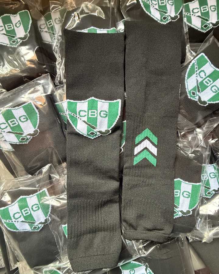 Trabajo realizado: pantorrilleras tejidas para clubes para un club