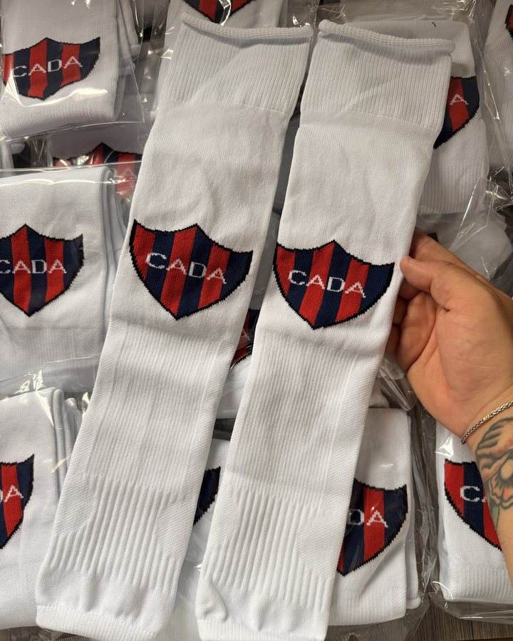 Trabajo realizado: pantorrilleras tejidas para clubes para un club